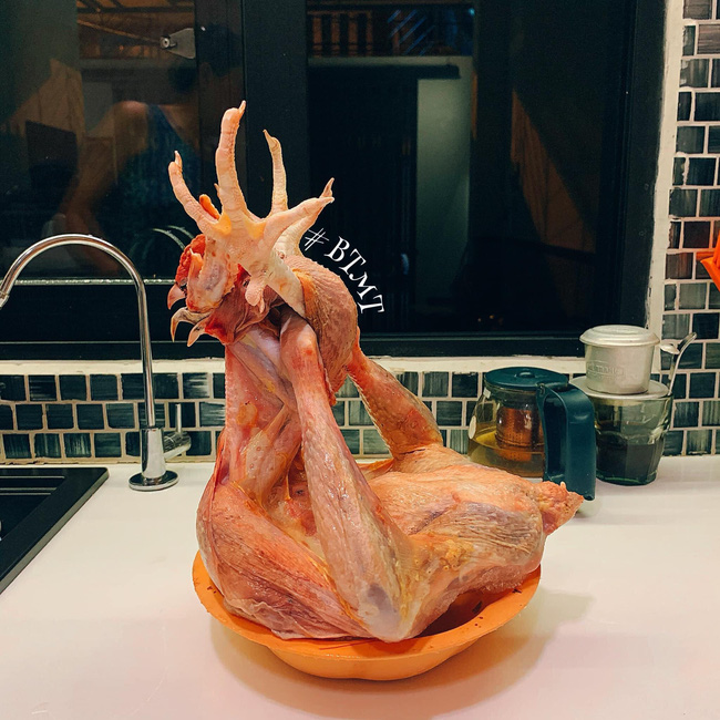 Được mẹ nhờ ra chéo chân con gà để cúng, cô gái liền mang đến một cái kết hú hồn đến mức rụng tim sau khi nhìn thành phẩm-3