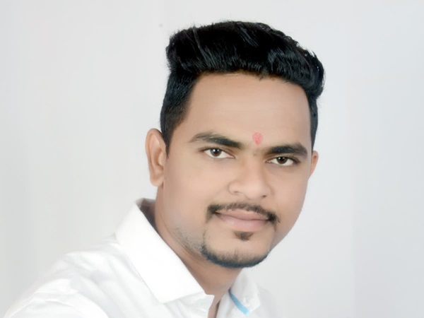 Người đàn ông lao đầu về phía đoàn tàu đang chạy tưởng làm chuyện dại dột, hành động sau đó khiến ai cũng tán dương-1