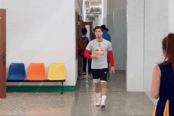 MXH lan truyền clip Công Phượng tỏ thái độ, không chịu chụp hình với fan tại hậu trường trước trận đấu-1