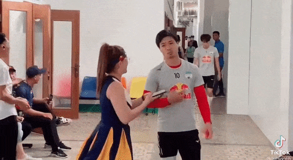 MXH lan truyền clip Công Phượng tỏ thái độ, không chịu chụp hình với fan tại hậu trường trước trận đấu-2