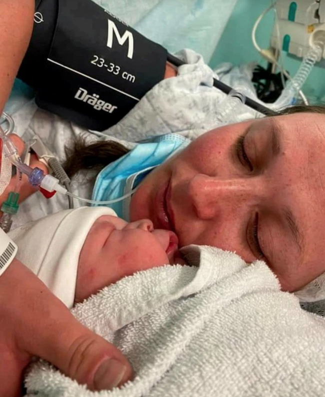 Được khuyên bỏ thai vì bé sinh ra sẽ không có chân, bà mẹ khăng khăng giữ lại con, ngoại hình đứa trẻ 11 tháng khiến ai nấy tan chảy-1