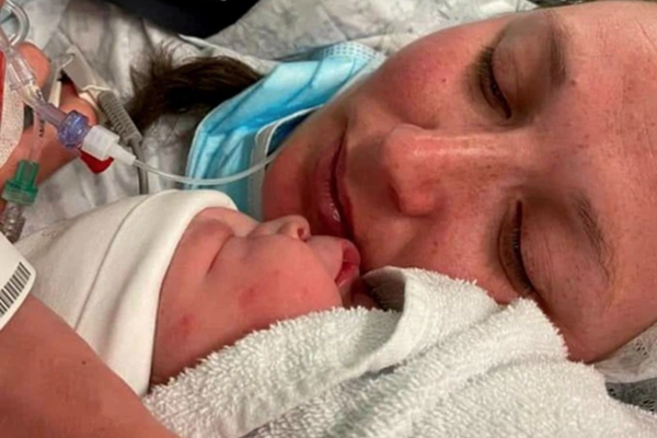 Con 5 tháng đã bị sỏi thận phải phẫu thuật gấp, bác sĩ mắng té tát vì sai lầm của gia đình-5