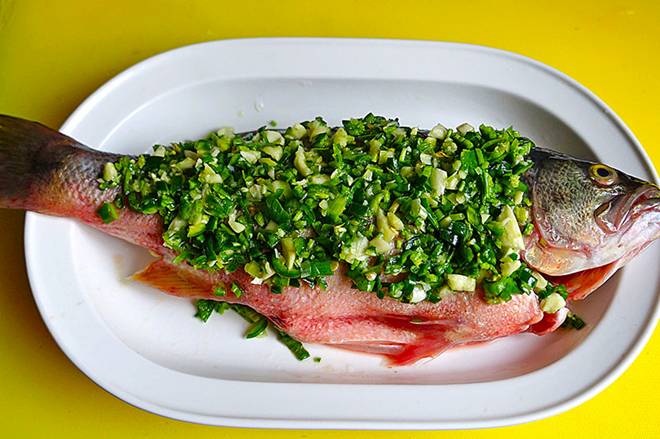 Cá hấp với thứ này đảm bảo không tanh, ngon khó cưỡng-4