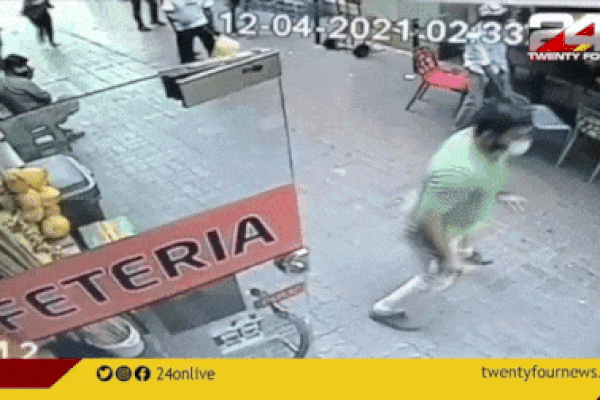 Làm rơi súng khi đang định cướp, người đàn ông quay đầu bỏ chạy... tụt cả quần-1