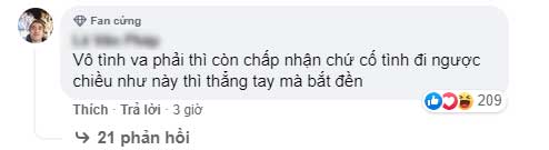 Xe xích lô chế chở gạch tông móp đầu Mercedes tiền tỷ, nữ tài xế khoanh tay bất lực đứng nhìn-4