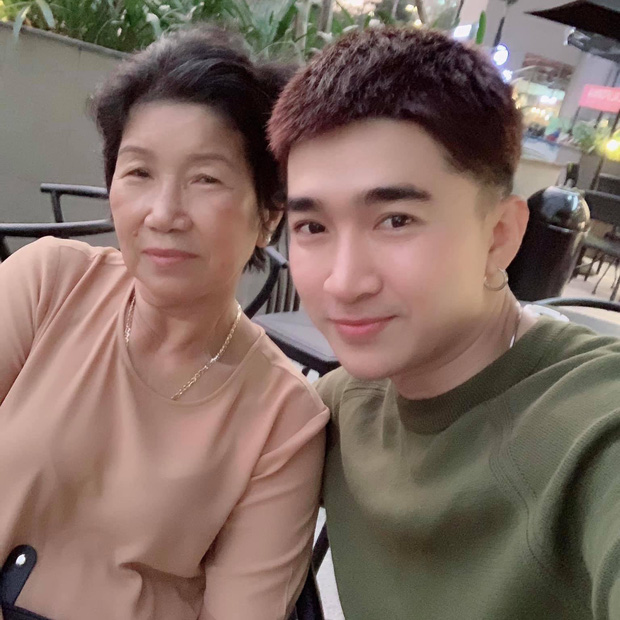 Xót xa hình ảnh Chi Dân trong đám tang mẹ ruột: Cúi đầu ôm chặt di ảnh, đau lòng tiễn biệt người thân về nơi an nghỉ-4