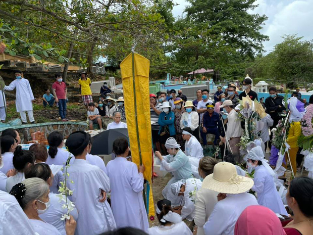 Xót xa hình ảnh Chi Dân trong đám tang mẹ ruột: Cúi đầu ôm chặt di ảnh, đau lòng tiễn biệt người thân về nơi an nghỉ-3