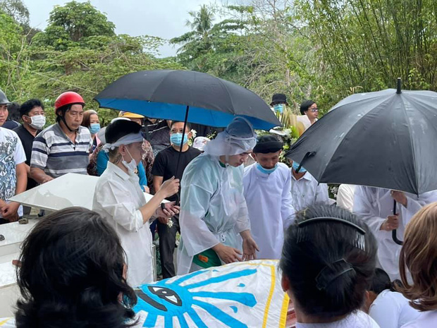 Xót xa hình ảnh Chi Dân trong đám tang mẹ ruột: Cúi đầu ôm chặt di ảnh, đau lòng tiễn biệt người thân về nơi an nghỉ-2