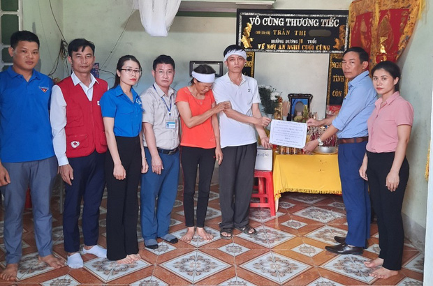 Người cha òa khóc tại sân bay xin đổi vé về với cô con gái đã mất: Sức khỏe của người con sinh đôi còn lại giờ ra sao?-1