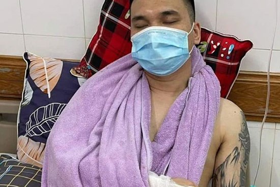 Hình ảnh Khắc Việt bị thương nặng phải cấp cứu ở bệnh viện gây hoang mang