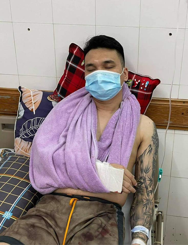 Hình ảnh Khắc Việt bị thương nặng phải cấp cứu ở bệnh viện ...