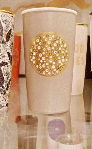 Cơn sốt xếp hàng mua ly Starbucks ở Sài Gòn chưa dứt, nghệ sĩ đại gia nổi tiếng khoe chiếc ly trị giá 100 triệu khiến nhiều người kinh ngạc!-2