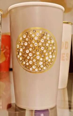 Cơn sốt xếp hàng mua ly Starbucks ở Sài Gòn chưa dứt, nghệ sĩ đại gia nổi tiếng khoe chiếc ly trị giá 100 triệu khiến nhiều người kinh ngạc!-3