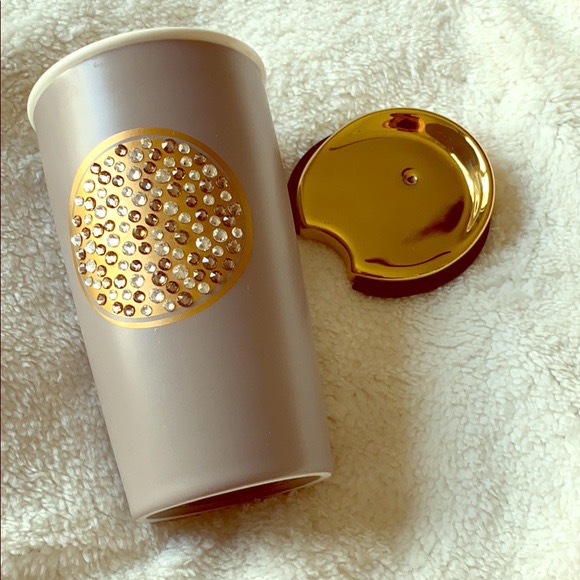 Cơn sốt xếp hàng mua ly Starbucks ở Sài Gòn chưa dứt, nghệ sĩ đại gia nổi tiếng khoe chiếc ly trị giá 100 triệu khiến nhiều người kinh ngạc!-5