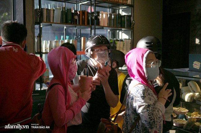 Cơn sốt xếp hàng mua ly Starbucks ở Sài Gòn chưa dứt, nghệ sĩ đại gia nổi tiếng khoe chiếc ly trị giá 100 triệu khiến nhiều người kinh ngạc!-7