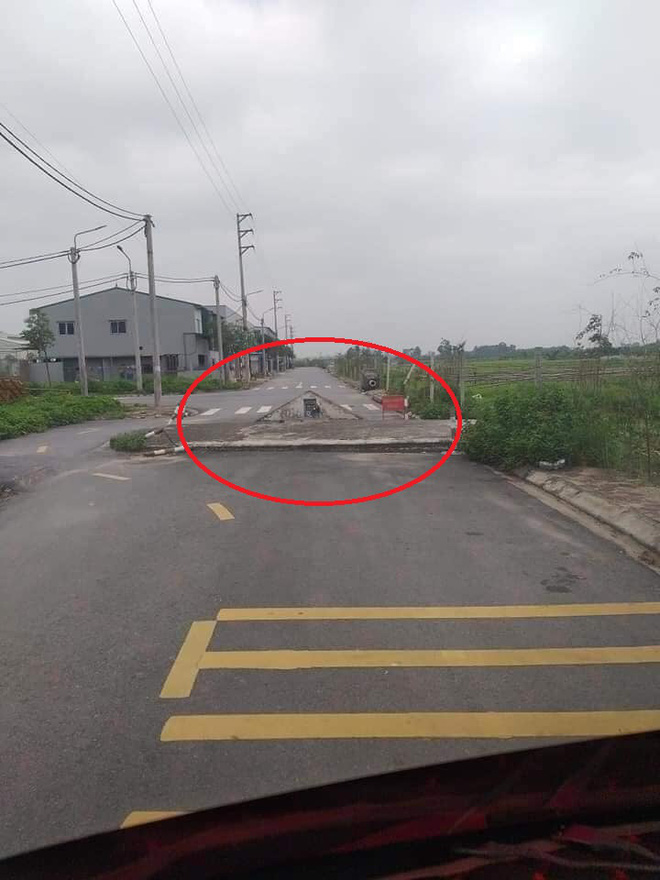 Bia đá mọc lên giữa đường, tới gần nhiều người thất kinh vì dòng chữ trên đó-1