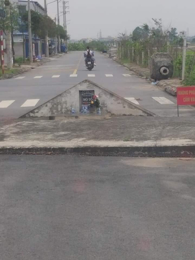 Bia đá mọc lên giữa đường, tới gần nhiều người thất kinh vì dòng chữ trên đó-2