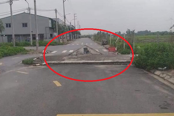 Dừng xe SH trên vỉa hè rồi cùng con nhỏ vào mua đồ, người phụ nữ không hề hay biết thứ đáng sợ xảy ra sau lưng-2