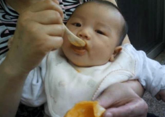 Con 5 tháng đã bị sỏi thận phải phẫu thuật gấp, bác sĩ mắng té tát vì sai lầm của gia đình-1