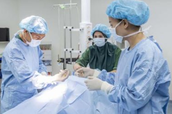 Bị giận dỗi mắng chửi giữa đường, chàng trai vứt hết đồ cùng câu nói sâu cay khiến bạn gái đơ người-1