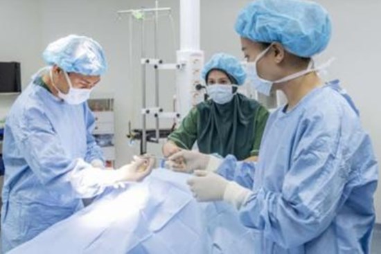 Được người yêu cũ là y tá hỗ trợ khi đi bệnh viện cắt trĩ, chàng trai bị vợ chửi 'sấp mặt'