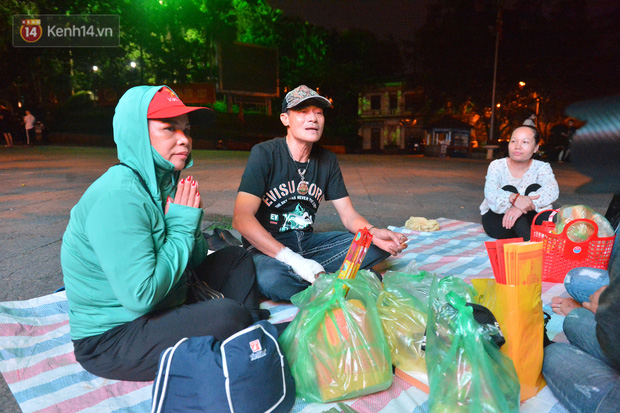 Ảnh: Người lớn, trẻ nhỏ trải bạt nằm vạ vật ở bãi cỏ, chờ lên dâng hương Vua Hùng trong ngày Giỗ Tổ-12