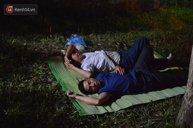 Ảnh: Người lớn, trẻ nhỏ trải bạt nằm vạ vật ở bãi cỏ, chờ lên dâng hương Vua Hùng trong ngày Giỗ Tổ-13