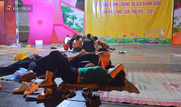 Ảnh: Người lớn, trẻ nhỏ trải bạt nằm vạ vật ở bãi cỏ, chờ lên dâng hương Vua Hùng trong ngày Giỗ Tổ-2