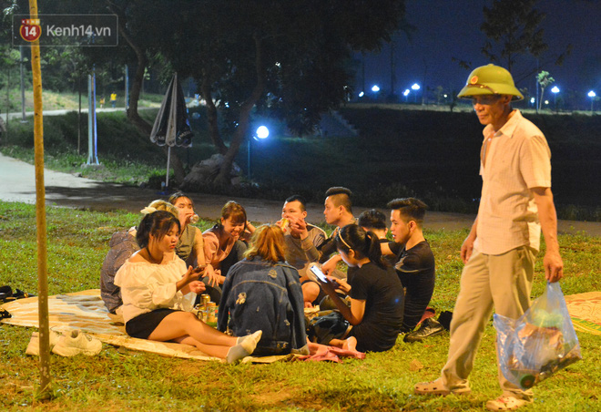 Ảnh: Người lớn, trẻ nhỏ trải bạt nằm vạ vật ở bãi cỏ, chờ lên dâng hương Vua Hùng trong ngày Giỗ Tổ-3