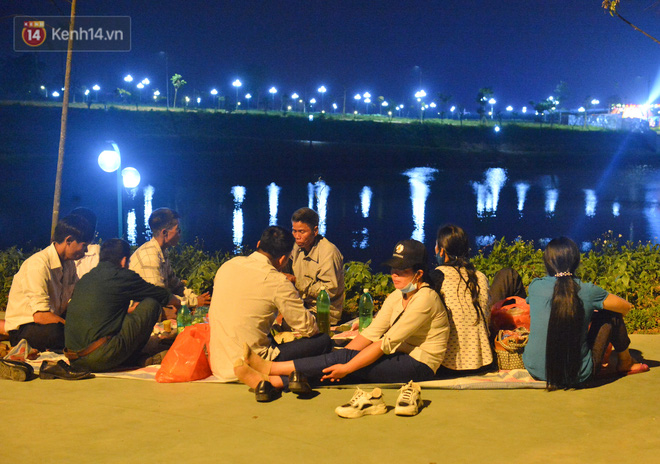 Ảnh: Người lớn, trẻ nhỏ trải bạt nằm vạ vật ở bãi cỏ, chờ lên dâng hương Vua Hùng trong ngày Giỗ Tổ-5