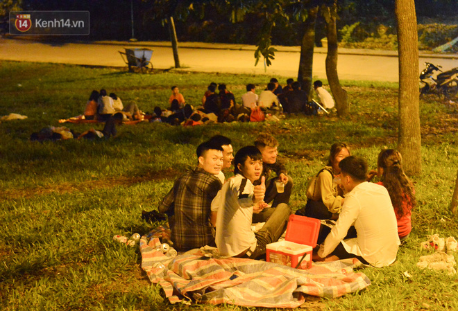 Ảnh: Người lớn, trẻ nhỏ trải bạt nằm vạ vật ở bãi cỏ, chờ lên dâng hương Vua Hùng trong ngày Giỗ Tổ-7