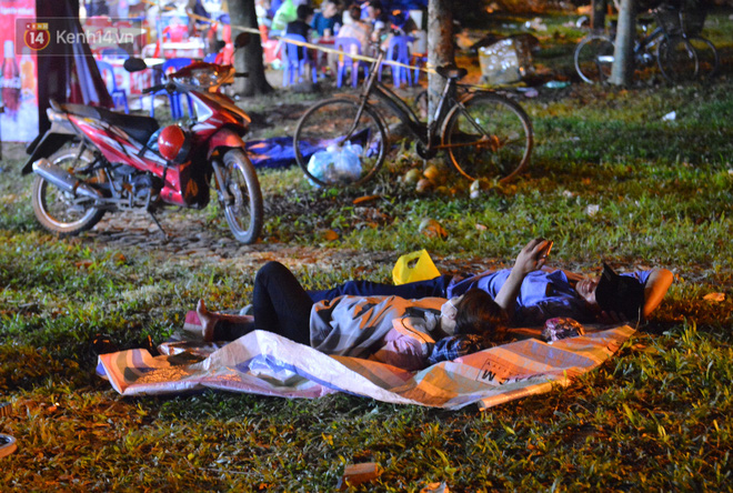 Ảnh: Người lớn, trẻ nhỏ trải bạt nằm vạ vật ở bãi cỏ, chờ lên dâng hương Vua Hùng trong ngày Giỗ Tổ-14