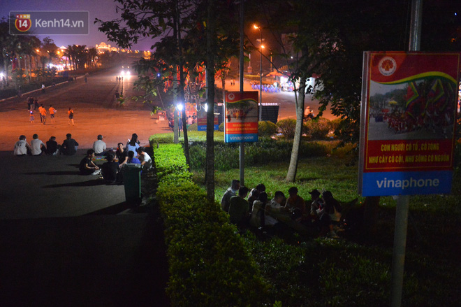 Ảnh: Người lớn, trẻ nhỏ trải bạt nằm vạ vật ở bãi cỏ, chờ lên dâng hương Vua Hùng trong ngày Giỗ Tổ-16