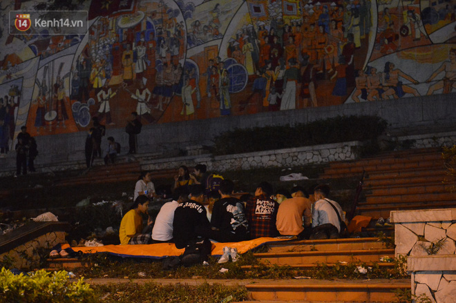 Ảnh: Người lớn, trẻ nhỏ trải bạt nằm vạ vật ở bãi cỏ, chờ lên dâng hương Vua Hùng trong ngày Giỗ Tổ-18