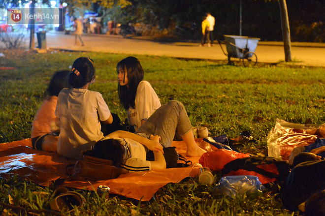 Ảnh: Người lớn, trẻ nhỏ trải bạt nằm vạ vật ở bãi cỏ, chờ lên dâng hương Vua Hùng trong ngày Giỗ Tổ-19