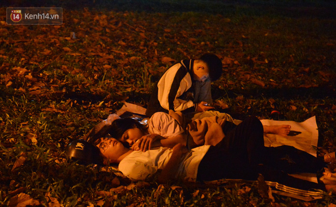Ảnh: Người lớn, trẻ nhỏ trải bạt nằm vạ vật ở bãi cỏ, chờ lên dâng hương Vua Hùng trong ngày Giỗ Tổ-20