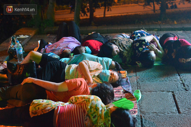 Ảnh: Người lớn, trẻ nhỏ trải bạt nằm vạ vật ở bãi cỏ, chờ lên dâng hương Vua Hùng trong ngày Giỗ Tổ-21