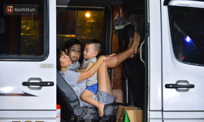 Ảnh: Người lớn, trẻ nhỏ trải bạt nằm vạ vật ở bãi cỏ, chờ lên dâng hương Vua Hùng trong ngày Giỗ Tổ-22