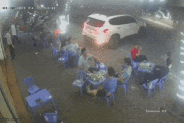 Ô tô tập lái gặp nạn trên đường, người đàn ông ôm đứa bé 2 tuổi lao ra ngoài đưa đi cấp cứu-1