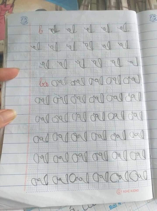 Những pha rèn chữ vào lớp 1 đi vào lòng người của con khiến phụ huynh sang chấn tâm lý, dân mạng xem xong không nhận ra ngôn ngữ phương nào-2