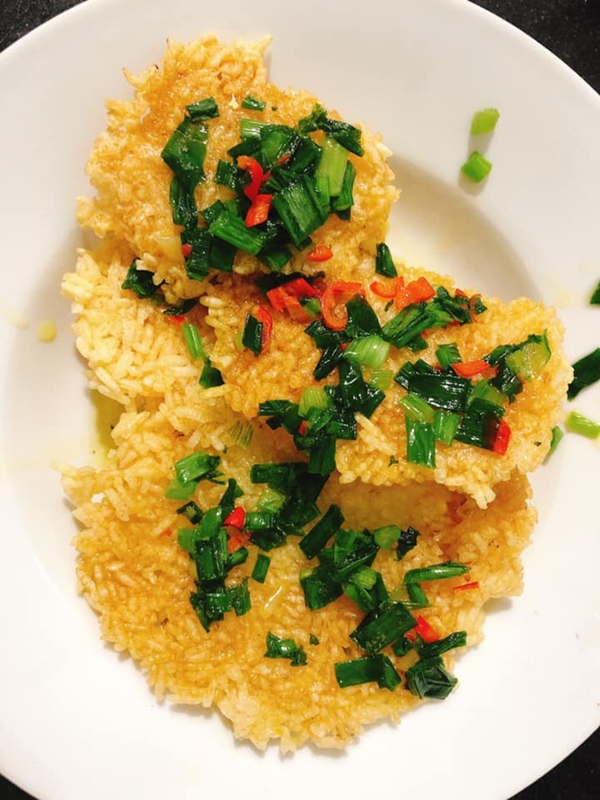 Nhà có nồi chiên không dầu mà chưa biết dùng để làm cơm cháy mỡ hành giòn rụm thì tiếc lắm các chị ơi!-9