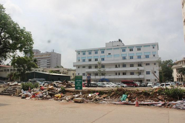 Vì sao Bệnh viện Bạch Mai phá nhà lưu trú cho người nhà bệnh nhân, chặt cây xà cừ tuổi đời trăm năm?-2