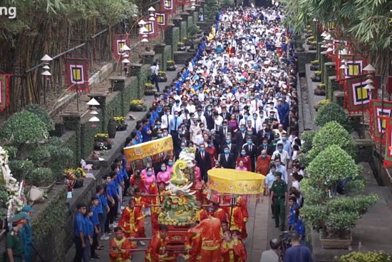 Hàng nghìn người đổ về TP Thủ Đức dâng hương Vua Hùng