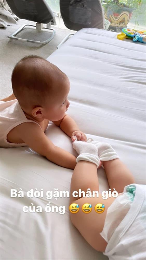 Khoảnh khắc cực hài của cặp sinh đôi nhà Hồ Ngọc Hà: Lisa đòi gặm chân Leon, cậu em trai thì biểu cảm đầy hoang mang thế này-1