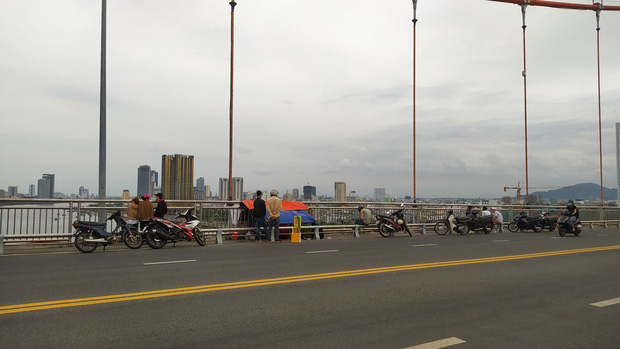 Tìm được thi thể nam sinh nhảy cầu Thuận Phước, bỏ lại thư tuyệt mệnh: Ba hãy yêu thương mẹ nhiều hơn-2