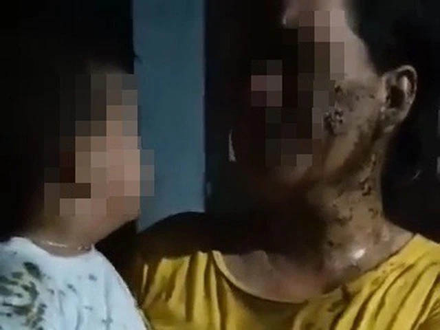 Phẫn nộ: Người phụ nữ bế con trai 2 tuổi gào khóc vì bị chủ nợ đổ phân lên đầu-1