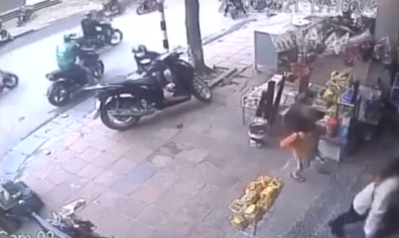 Dừng xe SH trên vỉa hè rồi cùng con nhỏ vào mua đồ, người phụ nữ không hề hay biết thứ đáng sợ xảy ra sau lưng-1