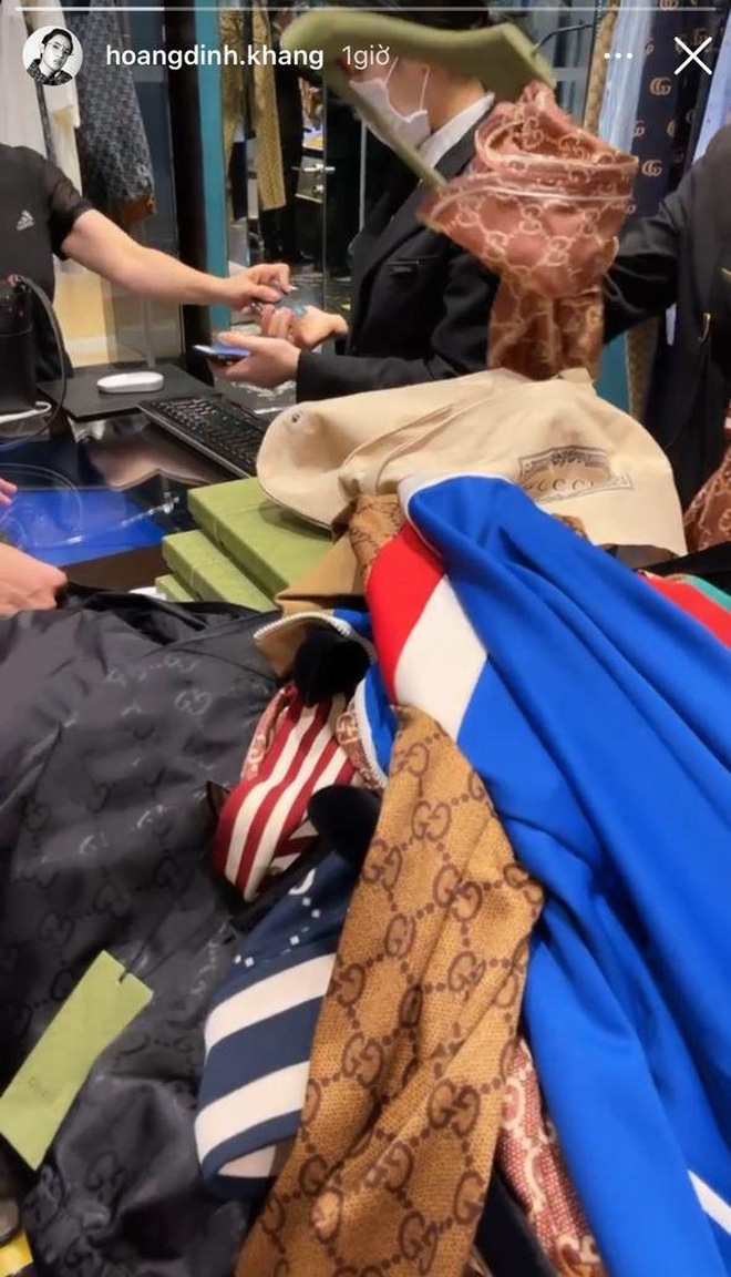 Thiếu gia Sài Gòn được mẹ dắt đi sắm sanh, hàng hiệu mà mua cả lố như mình săn đồ si-1