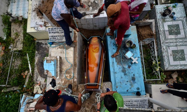 Lây nhanh hơn, chết nhiều hơn: Người trẻ chết dần ở đất nước đang có số ca tử vong đứng thứ 2 thế giới vì cơn ác mộng Covid-19-1