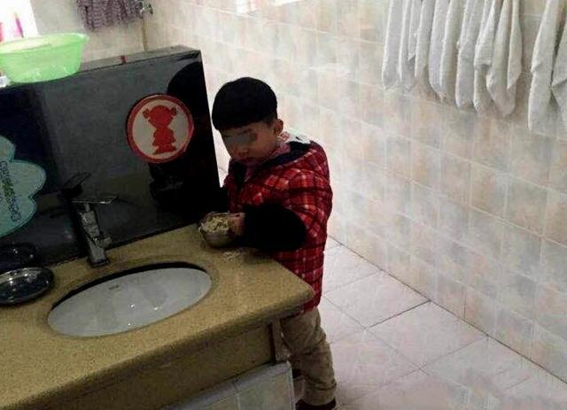 Nghe con kể ở lớp phải vào nhà vệ sinh ăn cơm, người mẹ tức giận đến tát cô giáo liền 2 cái và cái kết thật khó tưởng tượng-1